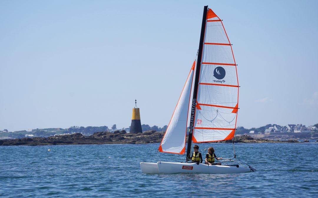 Comparaison des catamarans sportifs et des catamarans de croisière